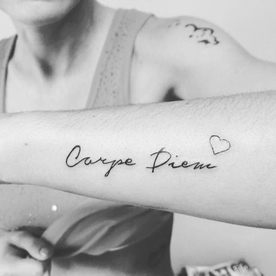 Tatuagem Carpe Diem – 30 Ideias Incríveis + Significado!