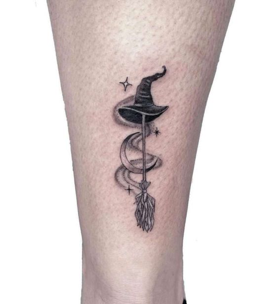 13 tatuagem de vassoura de bruxa com chapeu @marta adan tattoo