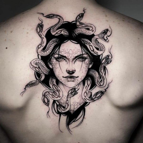 13 tatuagem masculina de medusa nas costas Pinterest