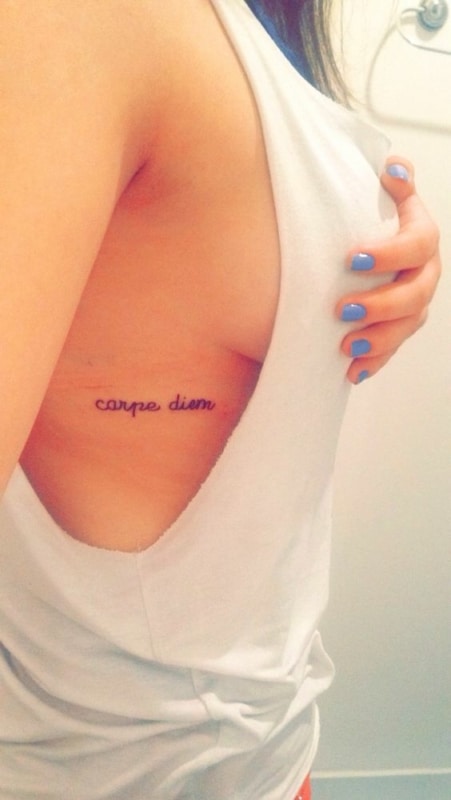 14 tatuagem feminina carpe diem na costela Pinterest