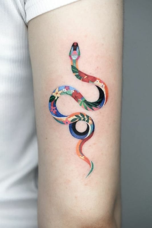 15 tattoo colorida de cobra no braco Pinterest