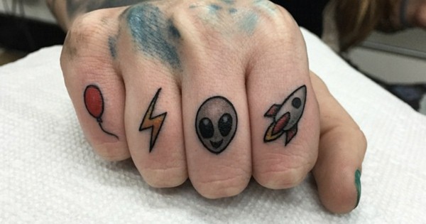 15 tatuagens emojis dedos Bustle
