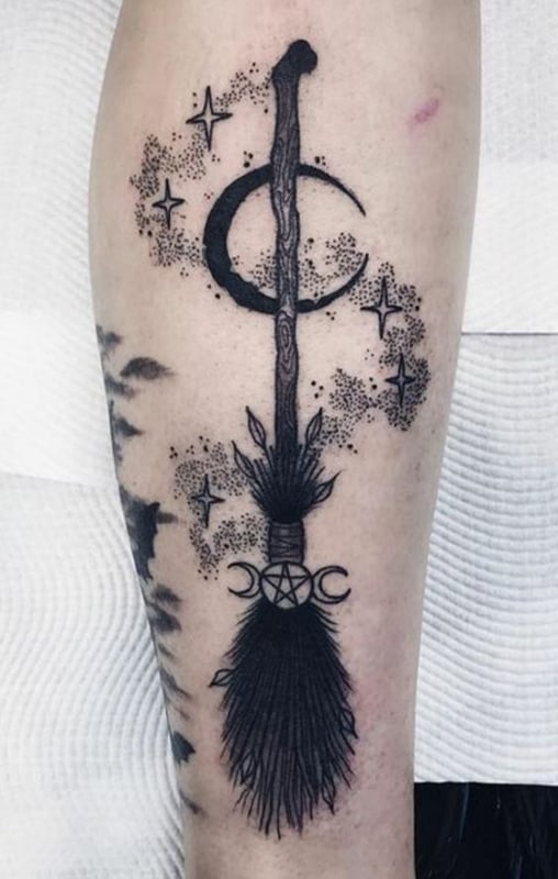 16 tatuagem de vassoura de bruxa com lua Pinterest