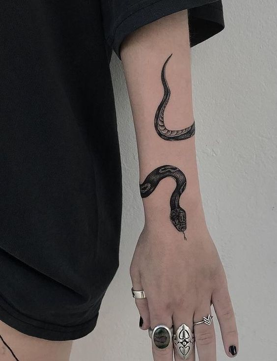 17 tatuagem de cobra ao redor do braco Pinterest