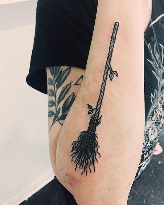 17 tatuagem de vassoura de bruxa no braco Pinterest