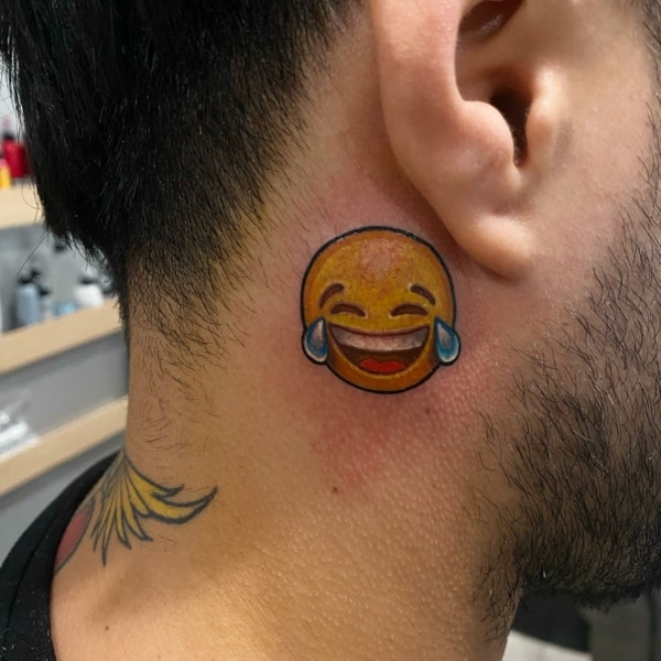 18 tatuagem emoji no pescoco James Moyer Tattoos