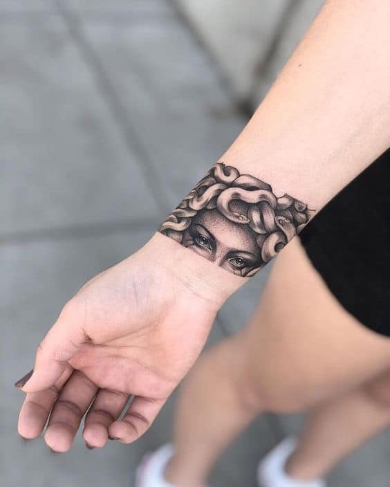 2 tattoo feminina de medusa no braco Pinterest