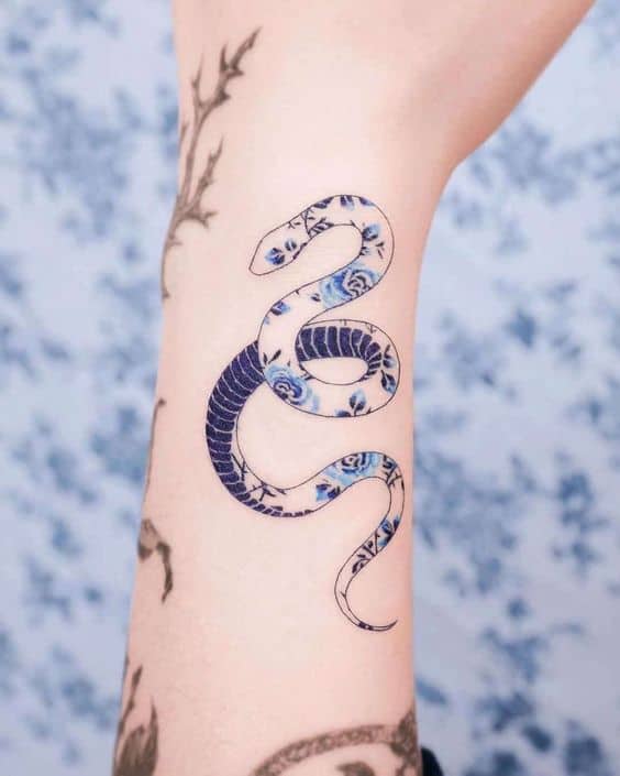 2 tatuagem feminina e colorida de cobra Pinterest