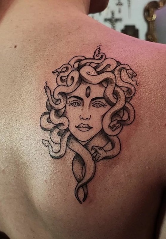 22 tatuagem masculina de medusa nas costas Pinterest