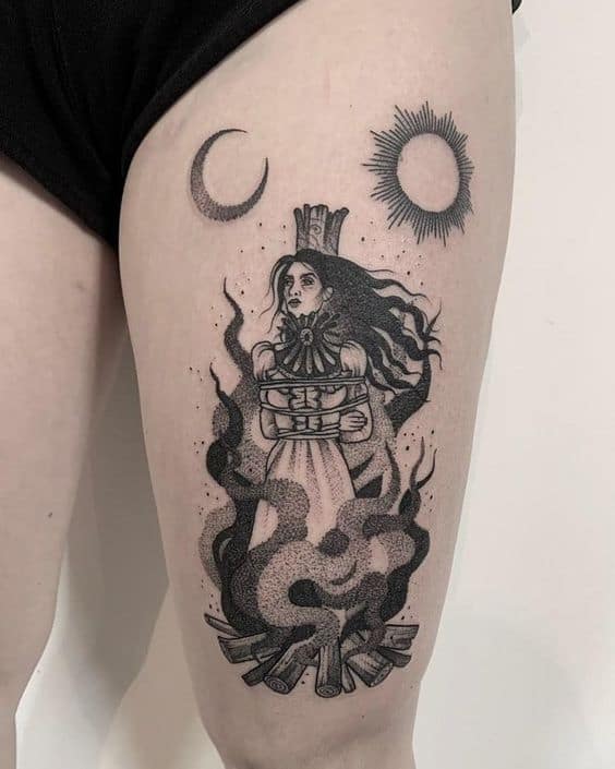 22 tatuagem na coxa de bruxa na fogueira Pinterest