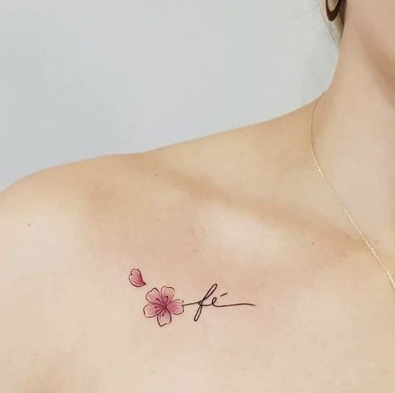 24 tatuagem no ombro de fe com flor Pinterest