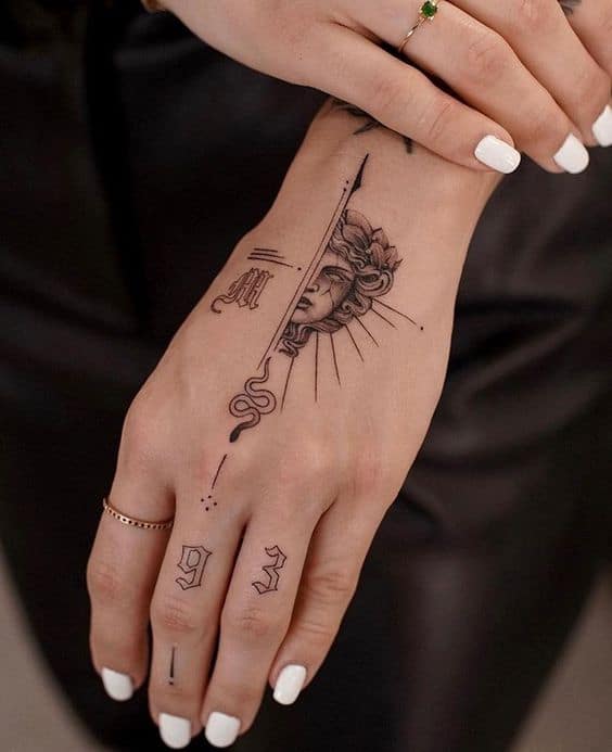 27 tatuagem pequena de medusa na mao Pinterest
