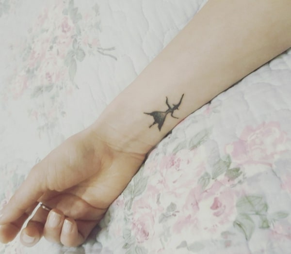 28 tatuagem de bruxa pequena no pulso Pinterest