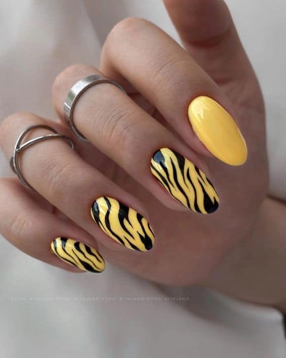 28 unha de zebra amarela Pinterest