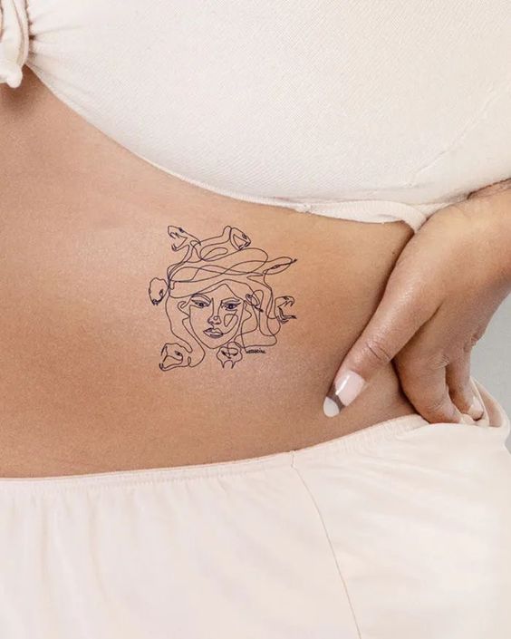 29 tatuagem moderna e delicada de medusa Pinterest