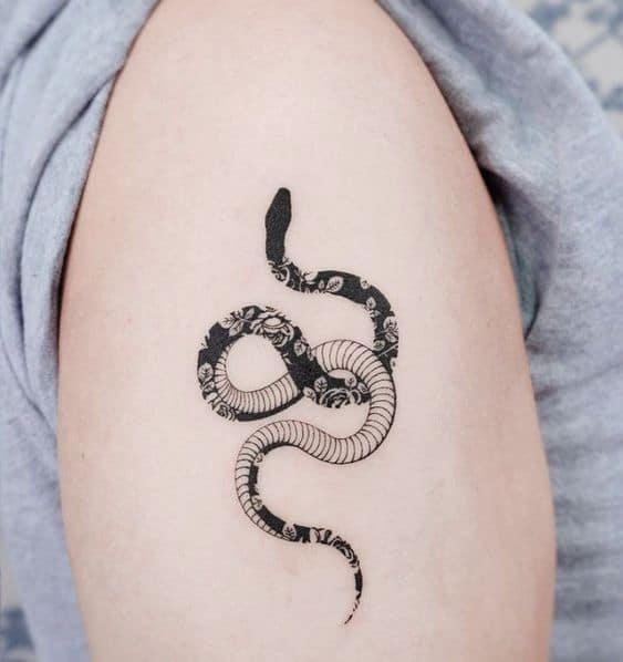 3 tatuagem feminina e delicada de cobra Pinterest