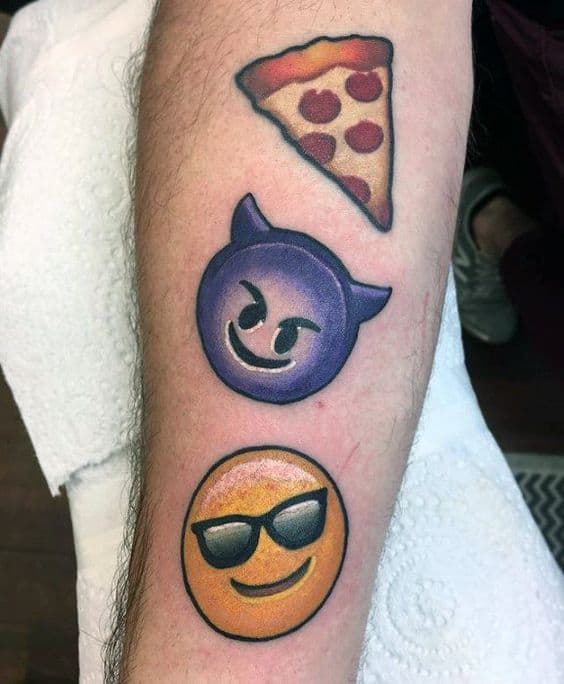 3 tatuagens de emojis no braco Pinterest