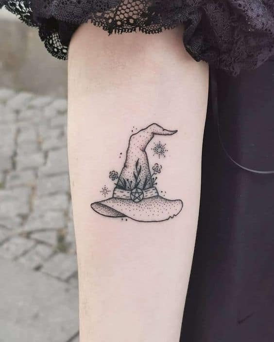 35 tatuagem delicada de chapeu de bruxa Pinterest
