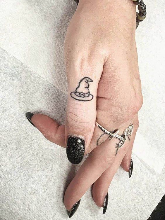 37 tatuagem de chapeu de bruxa no dedo Pinterest