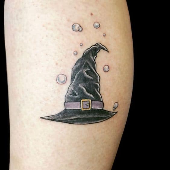 38 tatuagem colorida de chapeu de bruxa Pinterest