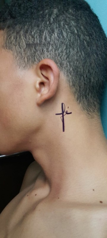 38 tatuagem masculina fe no pescoco Pinterest