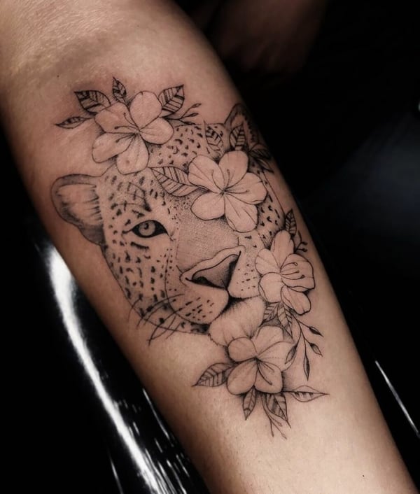 39 tatuagem delicada de onca com flores Pinterest