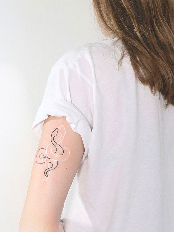4 tattoo minimalista de cobra Tendencee