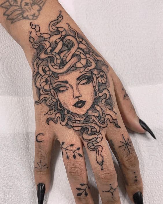 4 tatuagem feminina de medusa na mao Pinterest