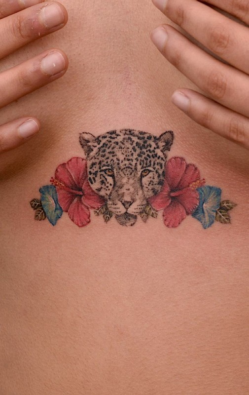 41 tatuagem delicada de onca com flores coloridas Pinterest