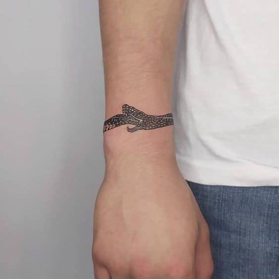 43 tatuagem de cobra ao redor do pulso Pinterest