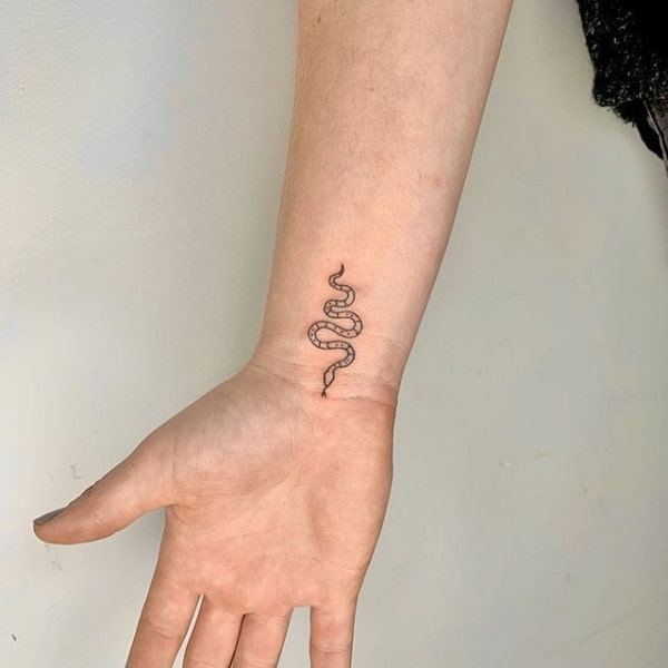 44 tatuagem pequena de cobra no pulso Pinterest