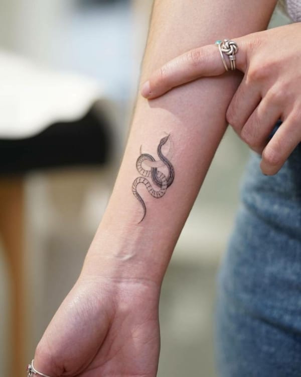 45 tattoo de cobra com lua no pulso Tattoofilter
