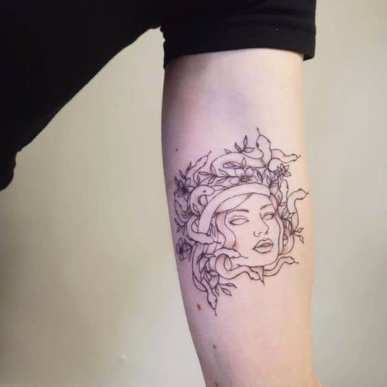 46 tatuagem delicada de medusa com flores Pinterest