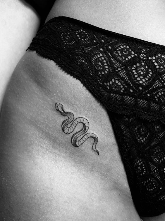 47 tatuagem feminina de cobra na virilha Pinterest