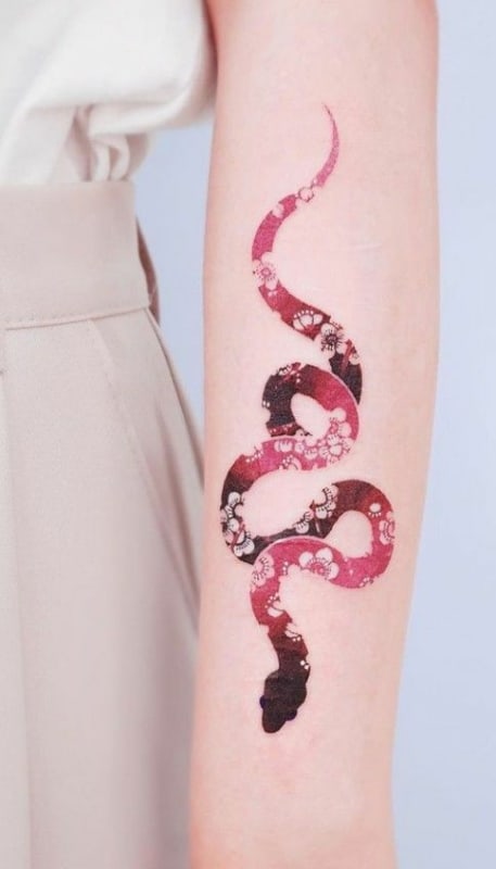 5 tatuagem feminina de cobra no braco Pinterest