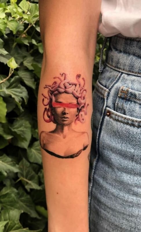 5 tatuagem feminina de medusa no braco Maxwell Alves Tattoo Artists