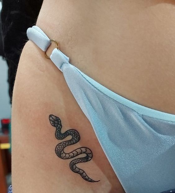 50 tattoo de cobra pequena na virilha Pinterest