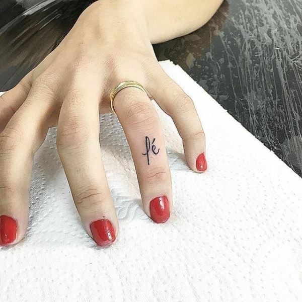 50 tatuagem no dedo de fe Pinterest