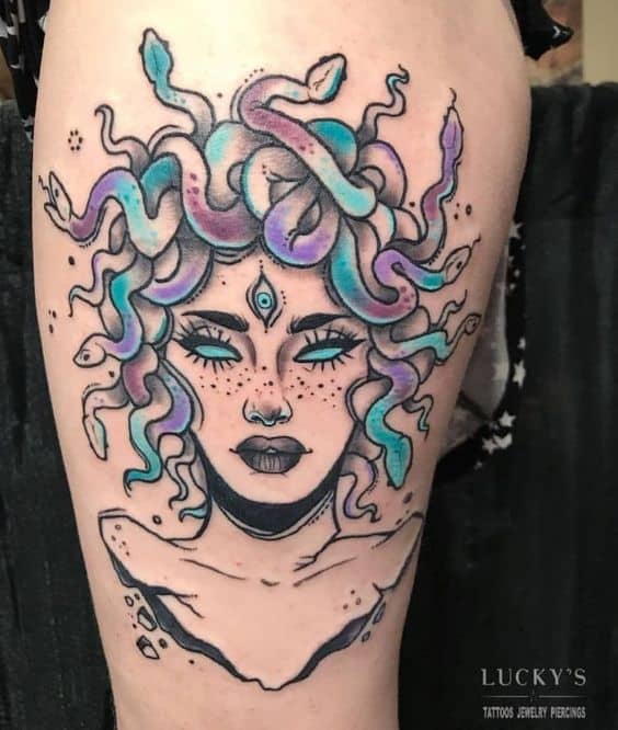 59 tattoo grande e colorida de medusa Luckys