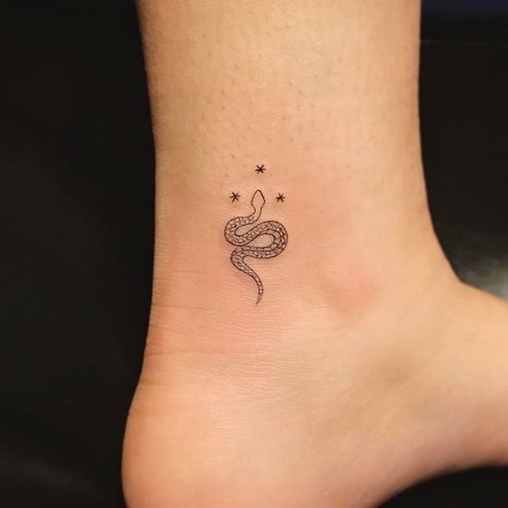 64 tatuagem pequena de cobra no tornozelo Pinterest