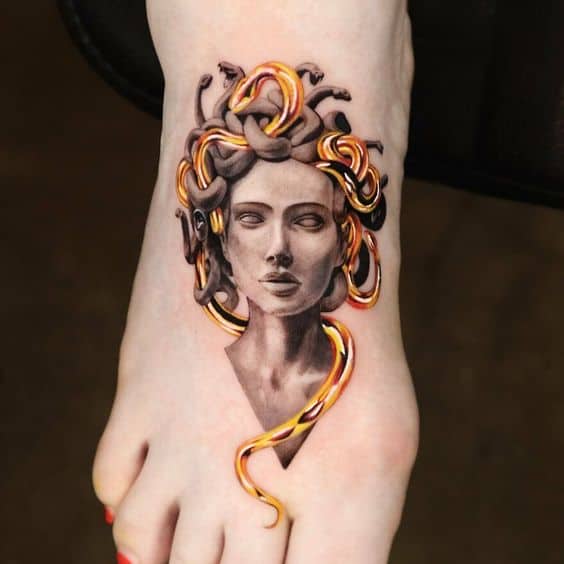 7 tatuagem feminina de medusa no pe Pinterest