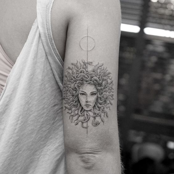 8 tatuagem de medusa feminina Pinterest