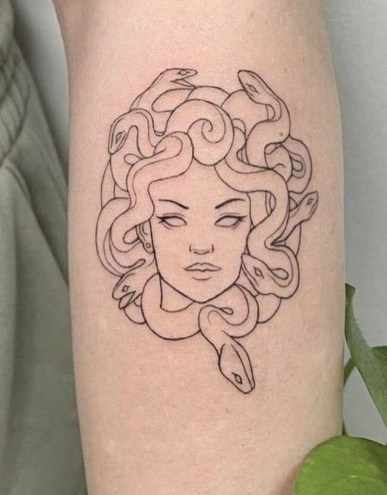 9 tatuagem feminina e minimalista de medusa Pinterest