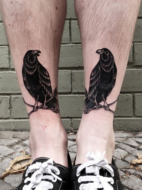 corvo tatuado na perna