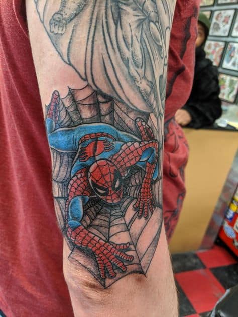 linda tatuagem do Homem Aranha