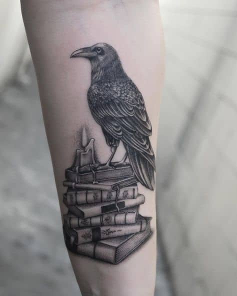 pequena tatuagem de corvo