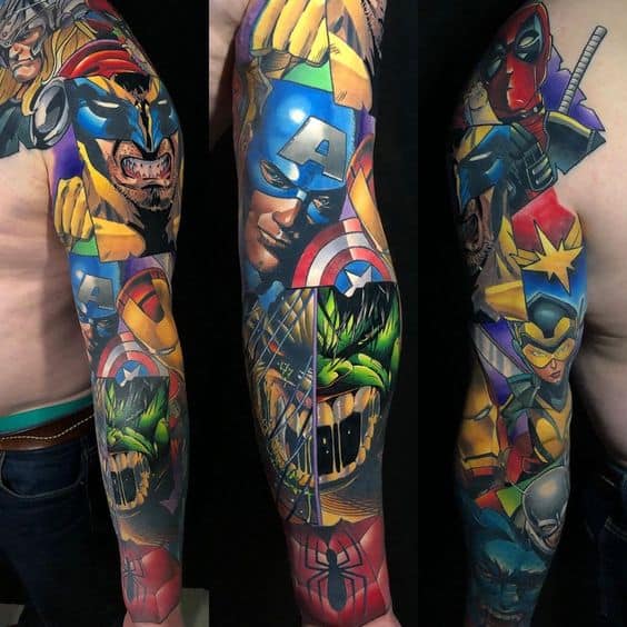 tatuagem Marvel no braco masculino