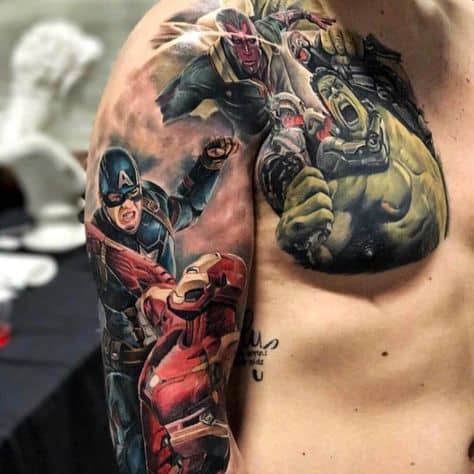 tatuagem Marvel no peito