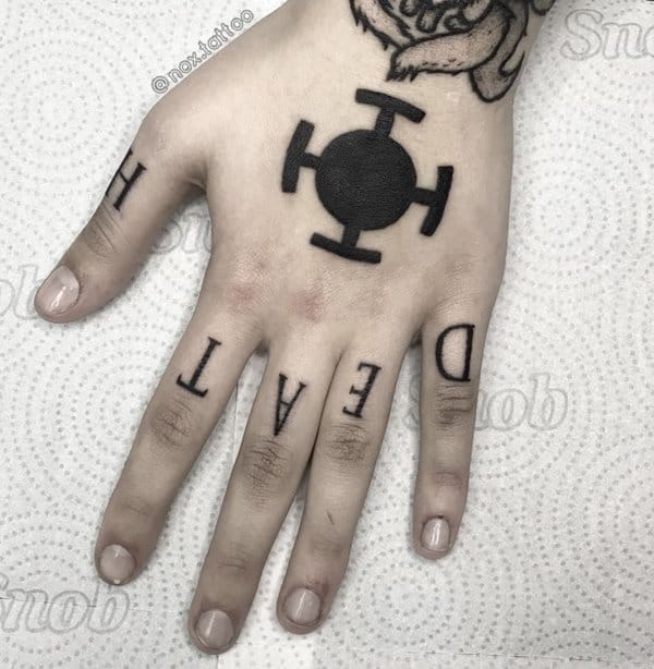 tatuagem Trafalgar Law na mao