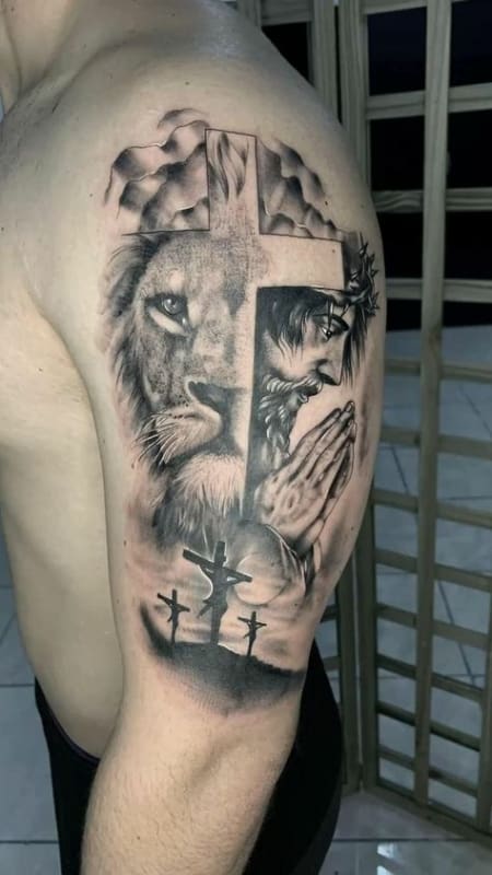 tatuagem crista masculina cruz leao